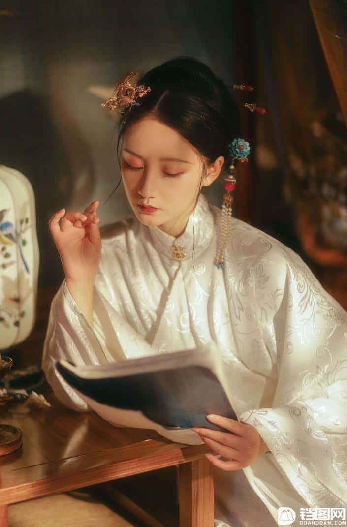 淡雅效果：用PS调出偏黄色人像甜美效果