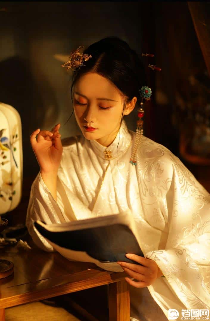 淡雅效果：用PS调出偏黄色人像甜美效果