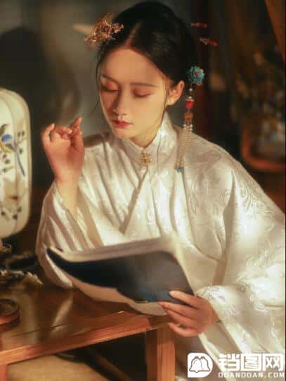 淡雅效果：用PS调出偏黄色人像甜美效果